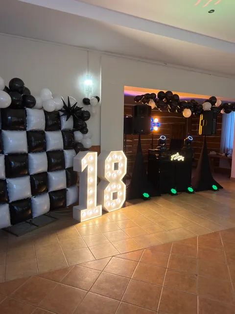 Imprezowa dekoracja — 18 urodziny