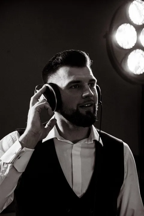 DJ EventFlow — portret czarno-biały