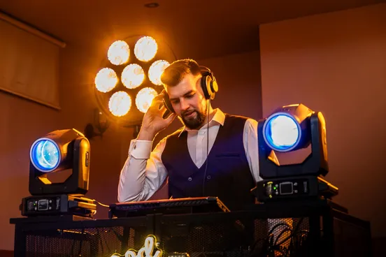 EventFlow DJ przy konsoli w ciepłym świetle