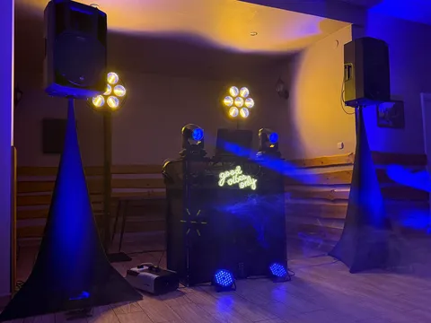 Stanowisko DJ-skie w niebieskim świetle