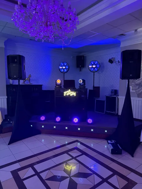 Stanowisko DJ-skie pod kryształowym żyrandolem