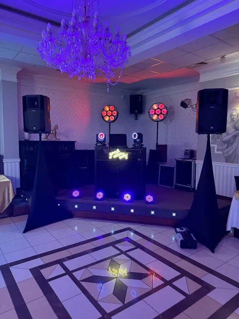 Eleganckie stanowisko DJ-skie z żyrandolem