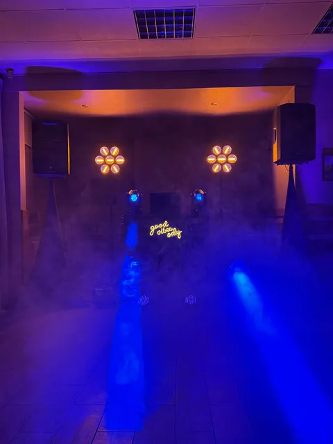 Stanowisko DJ-skie we mgle