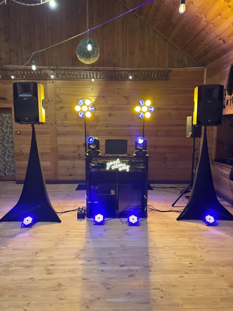 Stanowisko DJ-skie w drewnianej sali