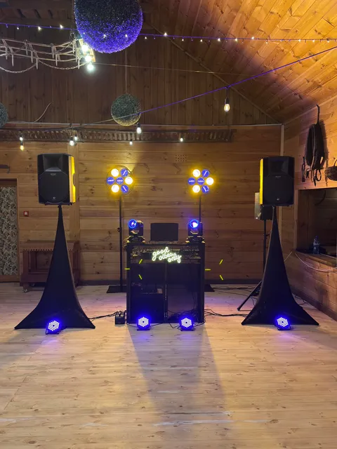 Stanowisko DJ-skie — drewniana sala